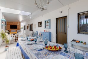 Appartement Familial, 4 chambres, accessible aux personnes à mobilité réduite, non-fumeurs | Coin séjour | TV connectée de 70 cm avec chaînes par câble, jouets
