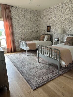 4 dormitorios, tabla de planchar con plancha, wifi y ropa de cama