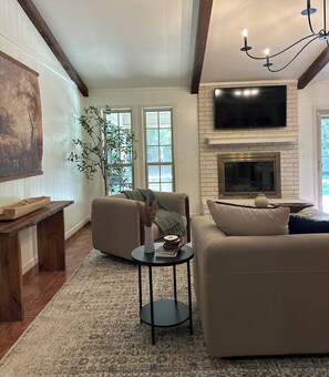 Televisión y chimenea 