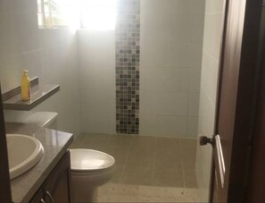 Dusj, hårføner, håndklær og såpe