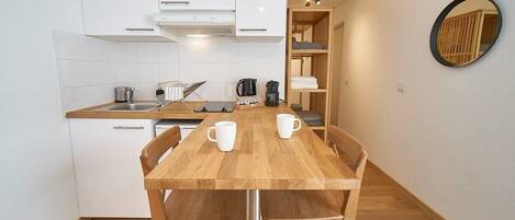 Mikrowelle, Herdplatte, Wasserkocher mit Kaffee-/Teezubehör