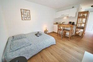 1 bedroom, WiFi, bed sheets - Convenient and central studio – Close to the metro and amenities (Lyon)