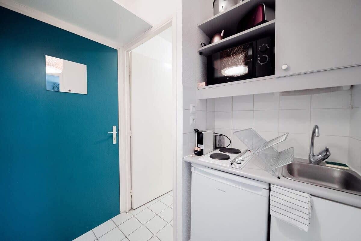 Fridge, microwave, stovetop, coffee/tea maker