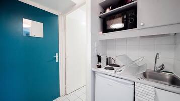 Fridge, microwave, stovetop, coffee/tea maker