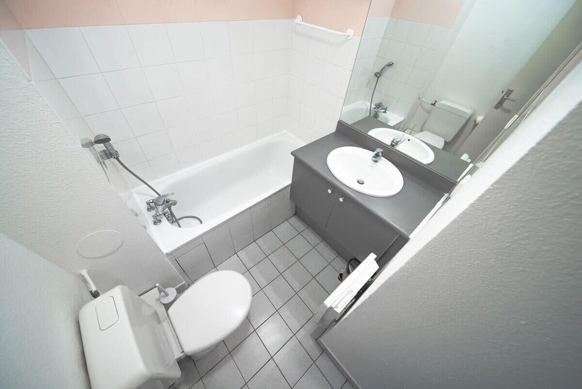 Douche, sèche-cheveux, serviettes fournies