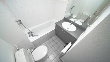 Douche, sèche-cheveux, serviettes fournies