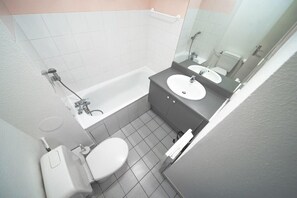 Shower, hair dryer, towels - The Jean Monnet – Studio near Perrache (Lyon)