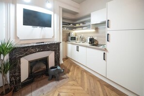 Fridge, microwave, stovetop, coffee/tea maker - Chez Jean - Beautiful  studio - Cordeliers (Lyon)
