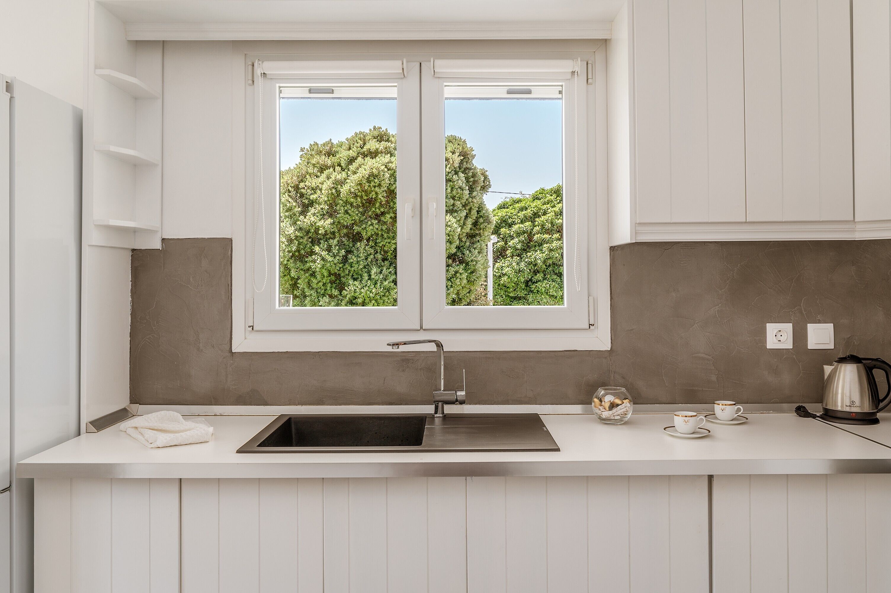 Kjøleskap, ovn, kokeplater og kaffetrakter/tekoker