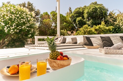 Ferienwohnung in einem Hotel "Ow Andros Luxury Suites 1" mit Bergblick, privater Terrasse und WLAN