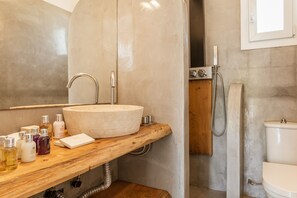 Douche, séchoir à cheveux, serviettes fournies