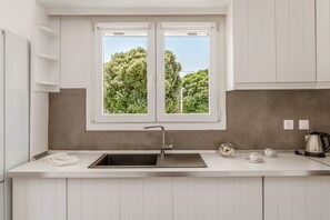 Réfrigérateur, four, plaque de cuisson, cafetiÚre/bouilloire