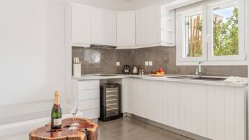 Fridge, oven, stovetop, coffee/tea maker