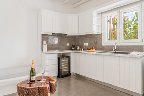 Réfrigérateur, four, plaque de cuisson, cafetière/bouilloire