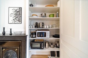 冰箱、微波炉、烤箱、炉灶