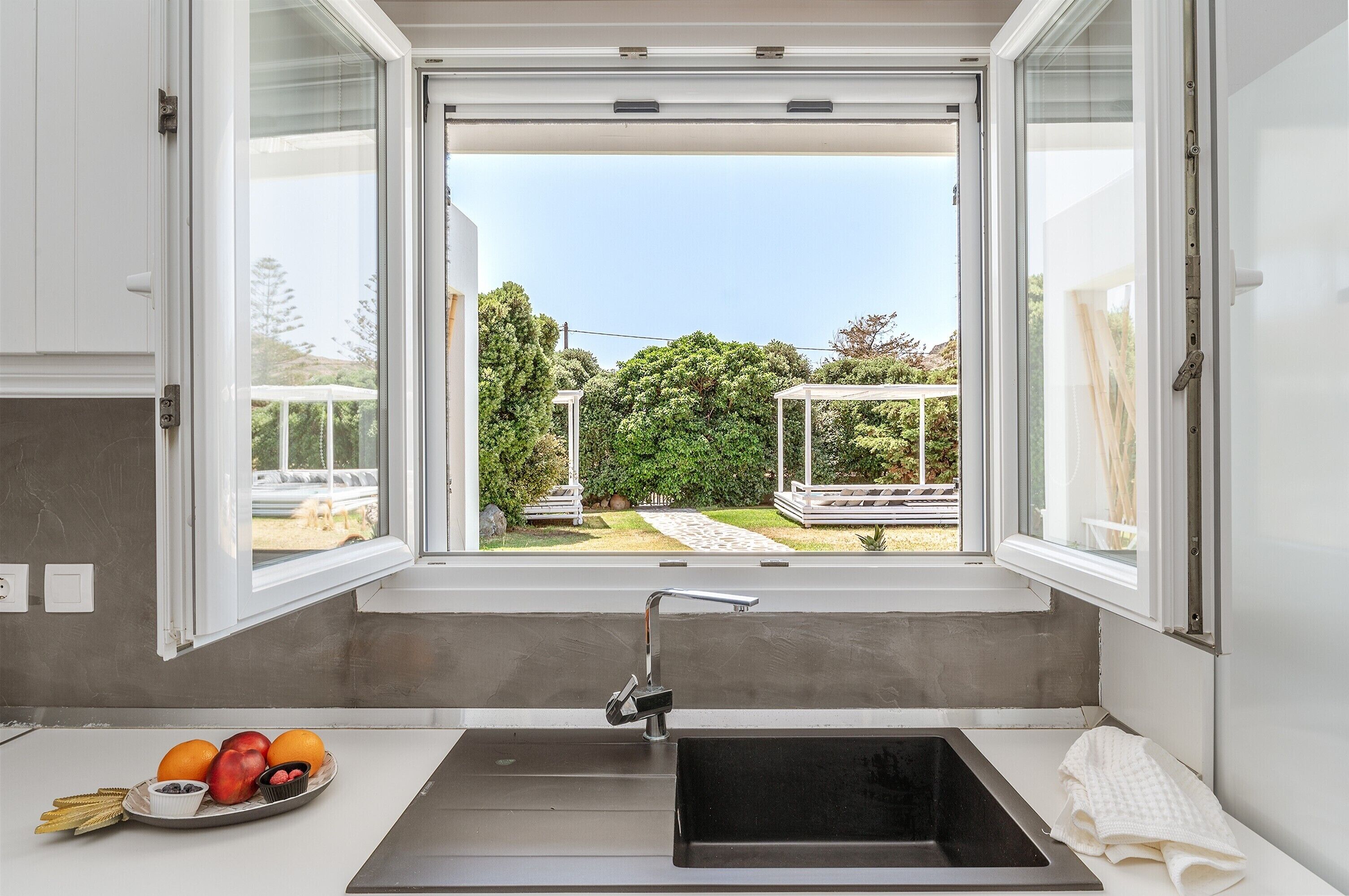Fridge, oven, stovetop, coffee/tea maker