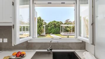 Fridge, oven, stovetop, coffee/tea maker