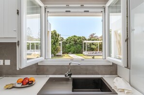 Kühlschrank, Ofen, Herdplatte, Wasserkocher mit Kaffee-/Teezubehör