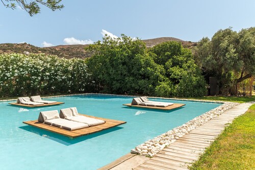 Apartment In A Hotel "Ow Andros Luxury Suites 5" with Mountain View, Private Terrace & Wi-Fi