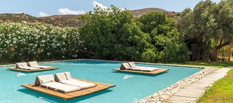 Apartment In A Hotel "Ow Andros Luxury Suites 5" with Mountain View, Private Terrace & Wi-Fi