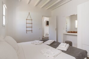 1 bedroom, iron/ironing board, free WiFi, bed sheets - Apartment In A Hotel "Ow Andros Luxury Suites 5" with Mountain View, Private Terrace & Wi-Fi (Andros)