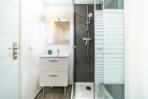 Shower, hair dryer, towels - Charming, cozy duplex in La Mulatière – Near Lyon and Oullins (La Mulatière)