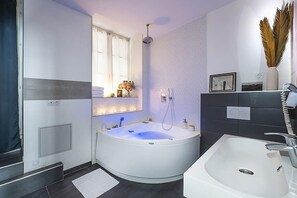 Towels - Cosy Studio Bernard with Jacuzzi – Relaxation & Style (Lyon)