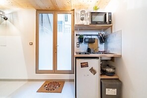 Jääkaappi, mikroaaltouuni, liesi, kahvin-/teenkeitin