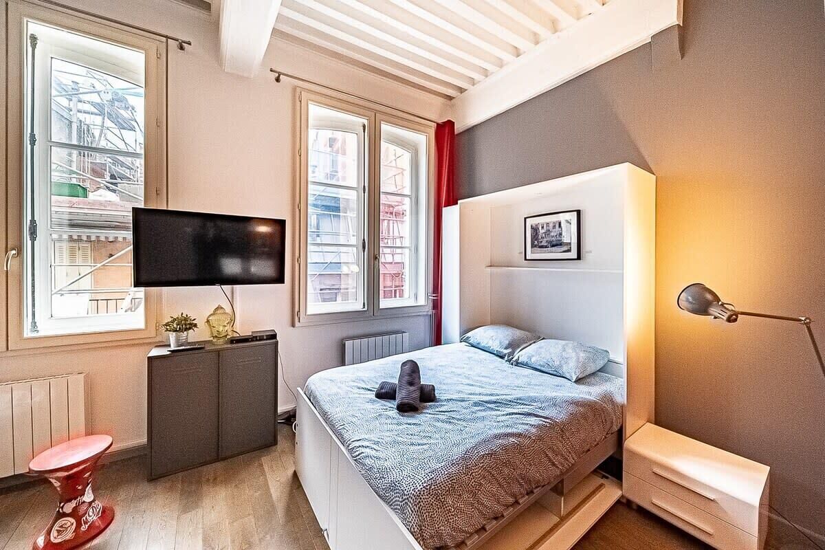 1 habitación, tabla de planchar con plancha y ropa de cama 