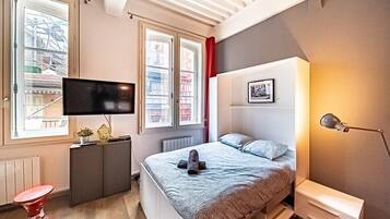 1 bedroom, iron/ironing board, bed sheets