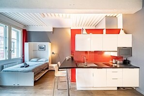 Fridge, microwave, stovetop, dishwasher - Le Sainte Catherine - studio en centre ville (Lyon)