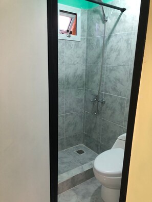 Toallas, jabón, champú y papel higiénico
