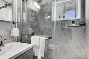 Een douche, een haardroger, handdoeken, zeep
