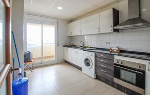 冷蔵庫、電子レンジ、オーブン、コンロ