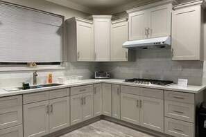 Réfrigérateur, micro-ondes, plaque de cuisson, cafetière/bouilloire