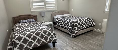 3 室のベッドルーム、アイロン / アイロン台、WiFi、ベッドシーツ