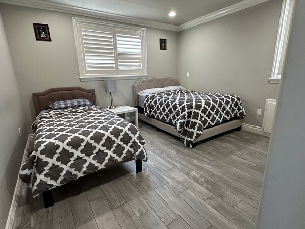 3 habitaciones, tabla de planchar con plancha, wifi y ropa de cama 