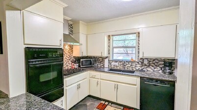 Cricket Hollow with Dock and private Lake Access Sleeps 6