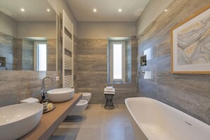 Shower, hair dryer, bidet - Flamingo Luxury with view (Florence)