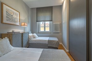 2 bedrooms, iron/ironing board, WiFi