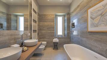 Dusche, Haartrockner, Bidet