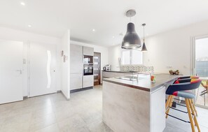 Réfrigérateur, four, plaque de cuisson, lave-vaisselle