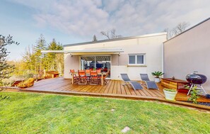 Outdoor dining - Amazing home in Landévant with WiFi (Landévant)