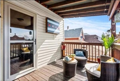 Cozy 3 Bedroom Family Sized Duplex/ 9 mins from Midway airport!

