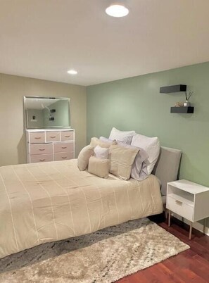 3 habitaciones, escritorio y tabla de planchar con plancha 