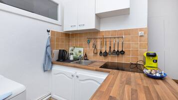 Fridge, stovetop, coffee/tea maker