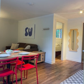 Free WiFi, bed sheets - The Stonewater (Madeira Park)