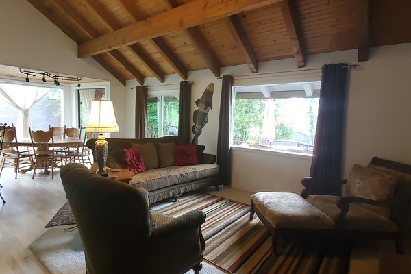 Een smart-tv, een open haard, een dvd-speler en boeken