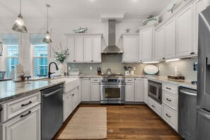 Køleskab, mikrobølgeovn, ovn, kogeplade