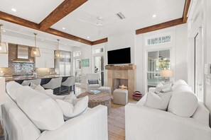 Een smart-tv, een open haard en boeken